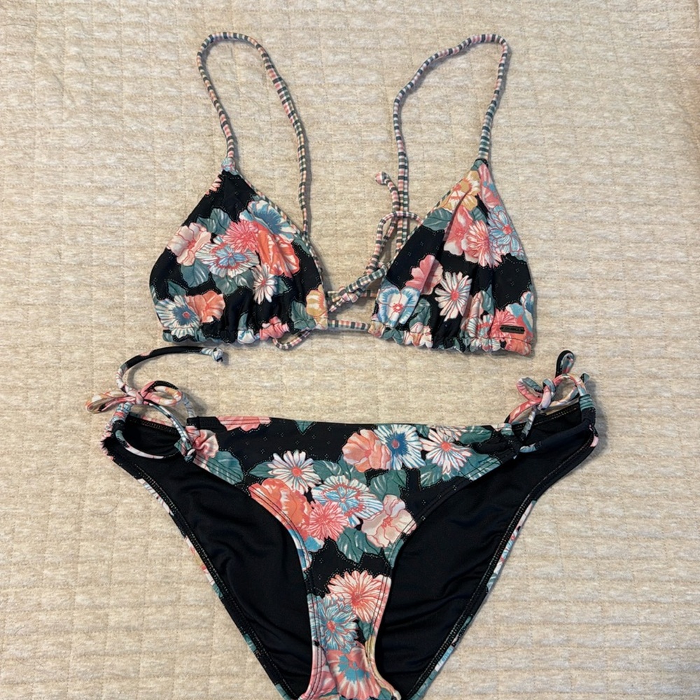 ONEILL FLORAL Black Bikini Set Size Medium excellent condition